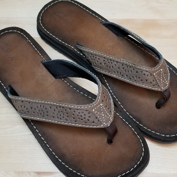 clarks brown flip flops